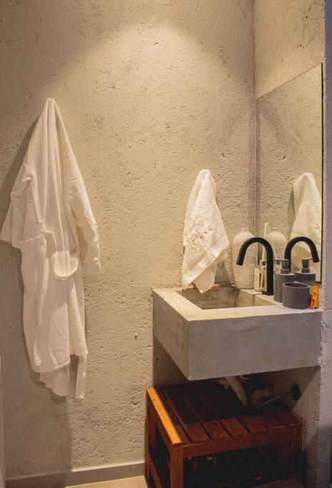 Casa Zero Meia Pysa, Milagres